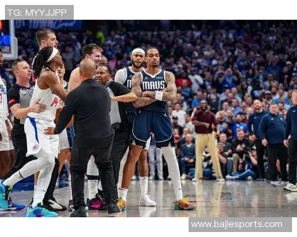 新赛季备战热潮来袭独行侠训练照展现浓眉冥想与弗拉格激情瞬间